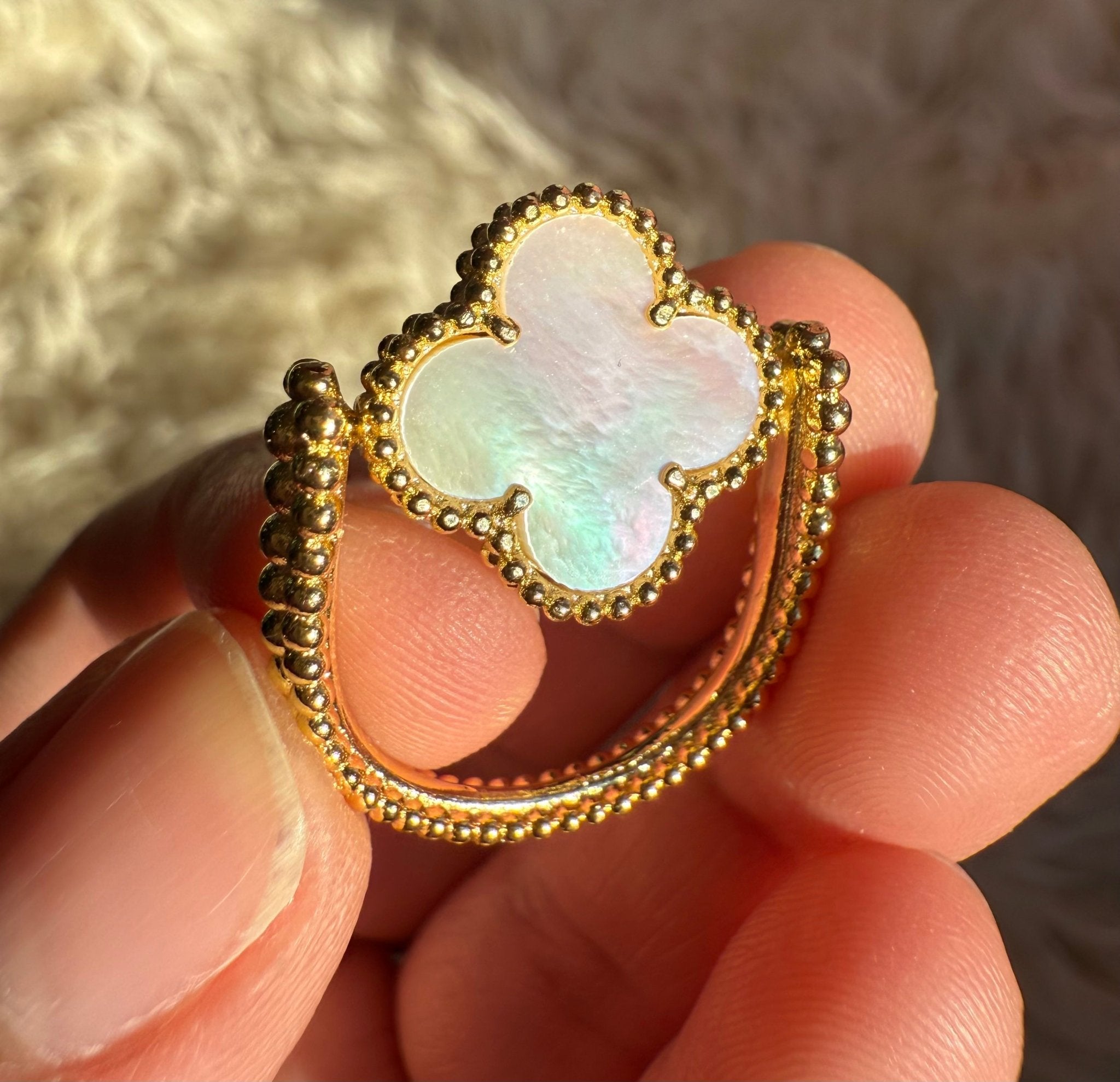 Reversible Clover Rings